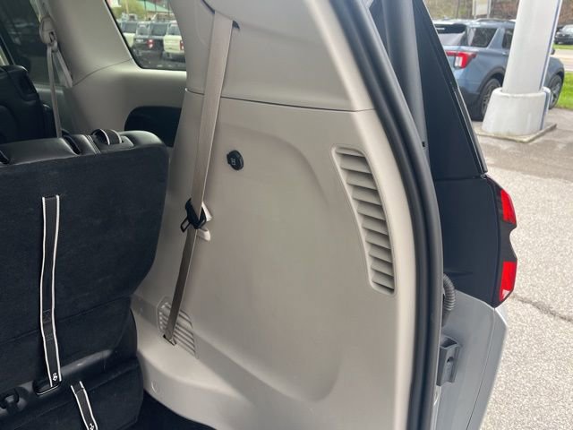 Used 2024 Chrysler Pacifica Touring-L image 7