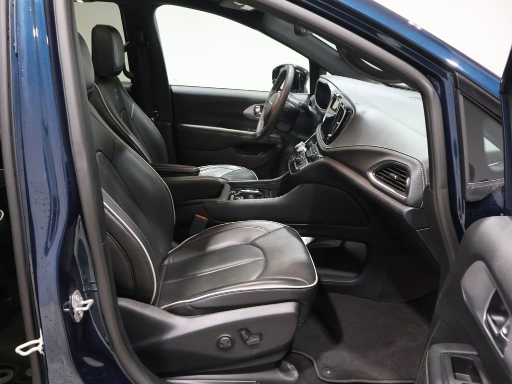 Certified 2025 Chrysler Pacifica Limited image 27