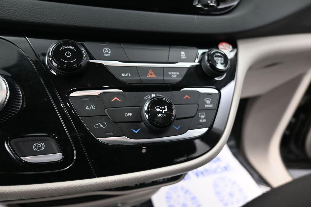 Used 2023 Chrysler Voyager LX FWD image 36