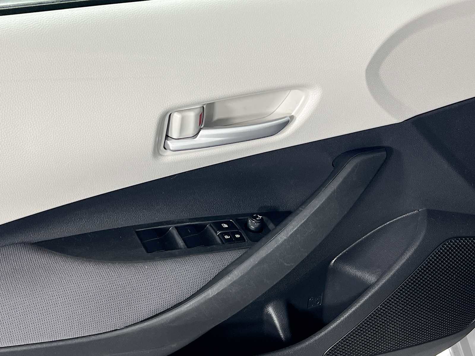 Used 2020 Toyota Corolla LE image 17