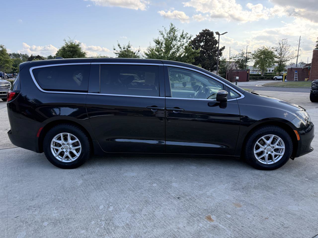 Used 2020 Chrysler Voyager LX w/ Cold Weather Group FWD image 6
