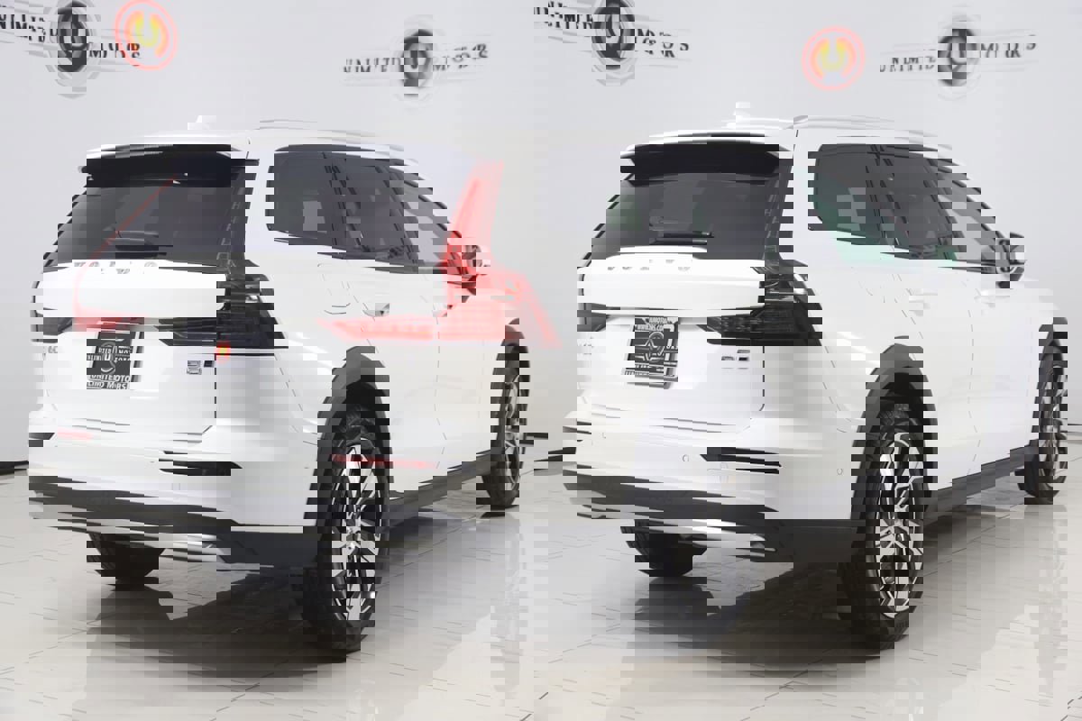 Used 2024 Volvo V60 B5 Cross Country Plus image 3