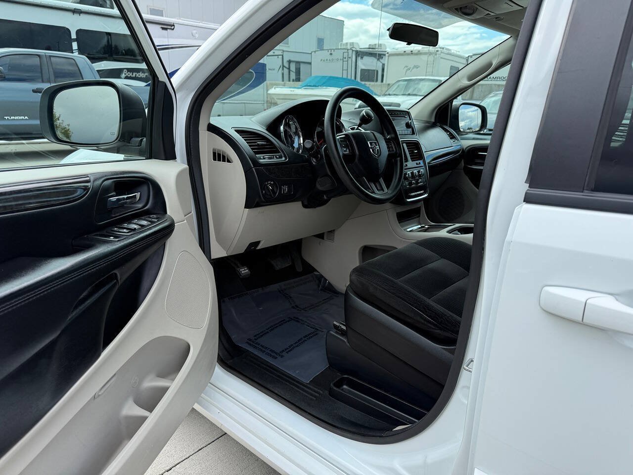 Used 2016 Dodge Grand Caravan SXT FWD image 14