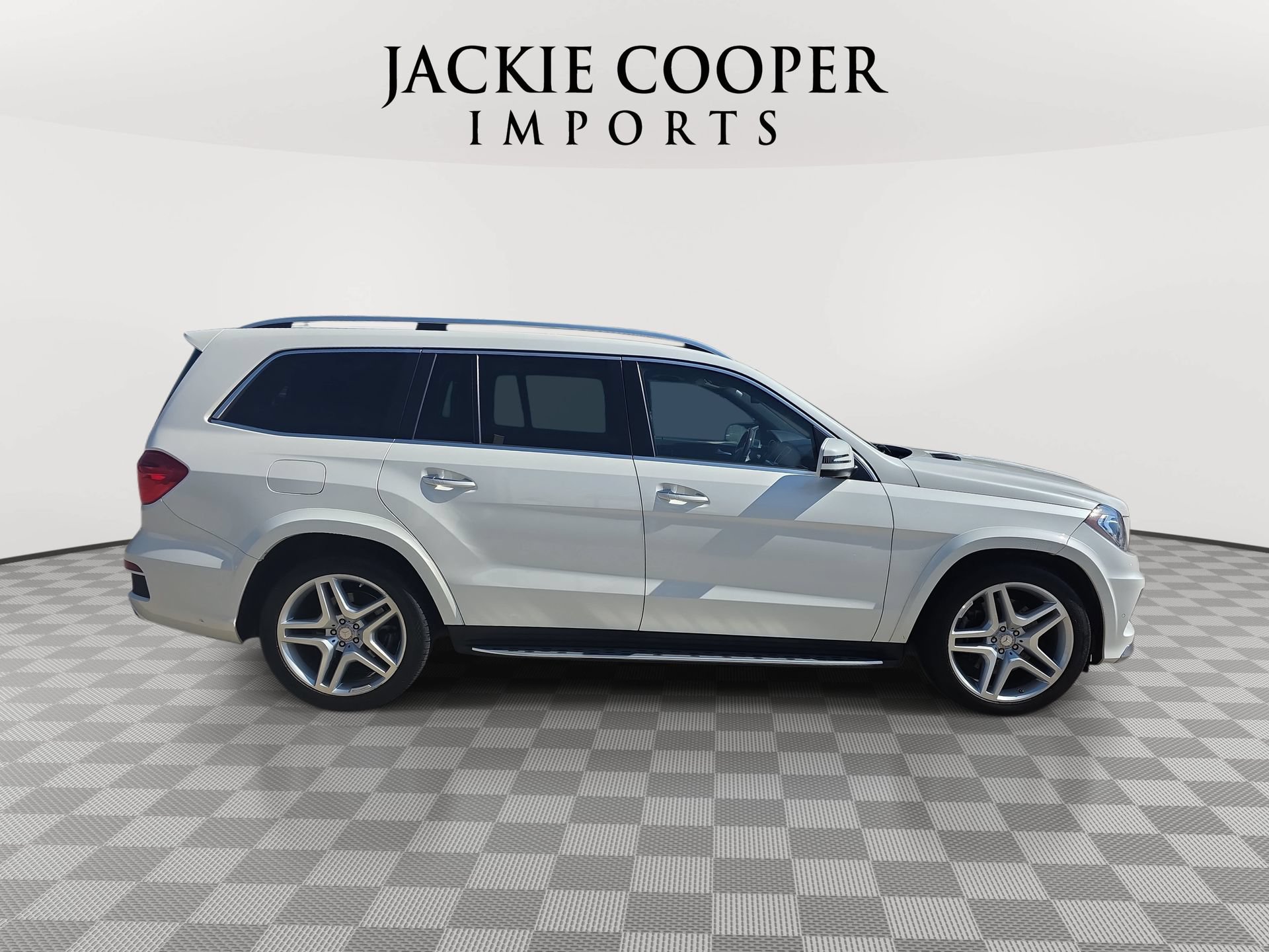 Used 2015 Mercedes-Benz GL 550 4MATIC image 4