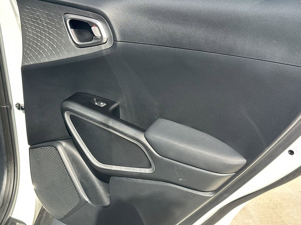 Used 2025 Kia Soul LX w/ LX Technology Package image 16