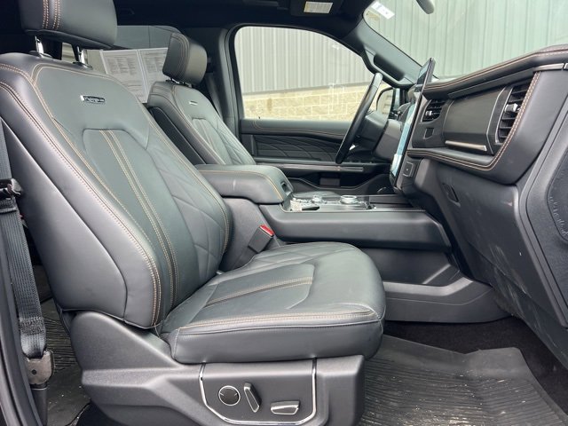 Used 2023 Ford Expedition Platinum image 11