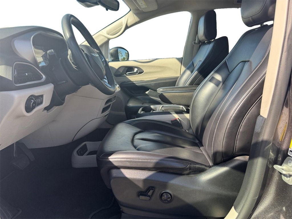 Used 2023 Chrysler Pacifica Touring-L image 9
