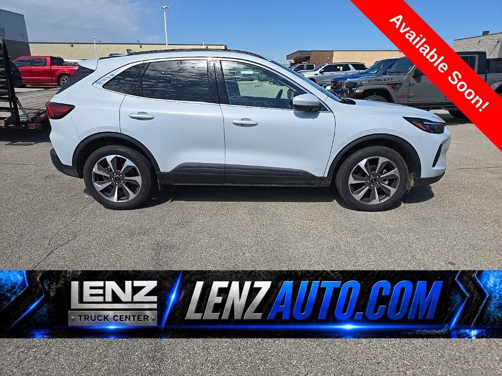 Used 2025 Ford Escape Platinum AWD/4WD image 1