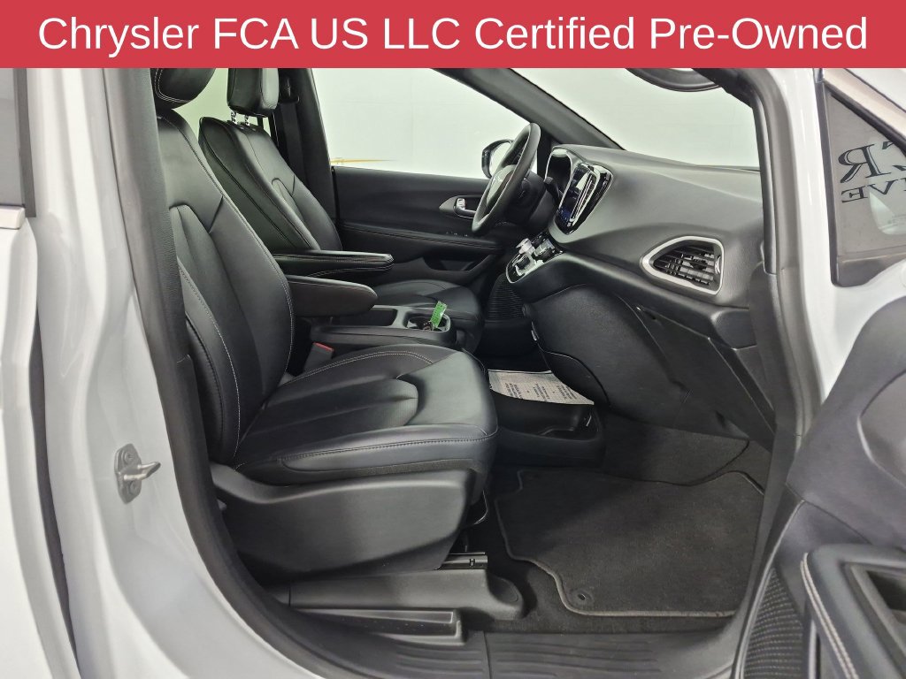 Certified 2025 Chrysler Pacifica Select FWD image 36