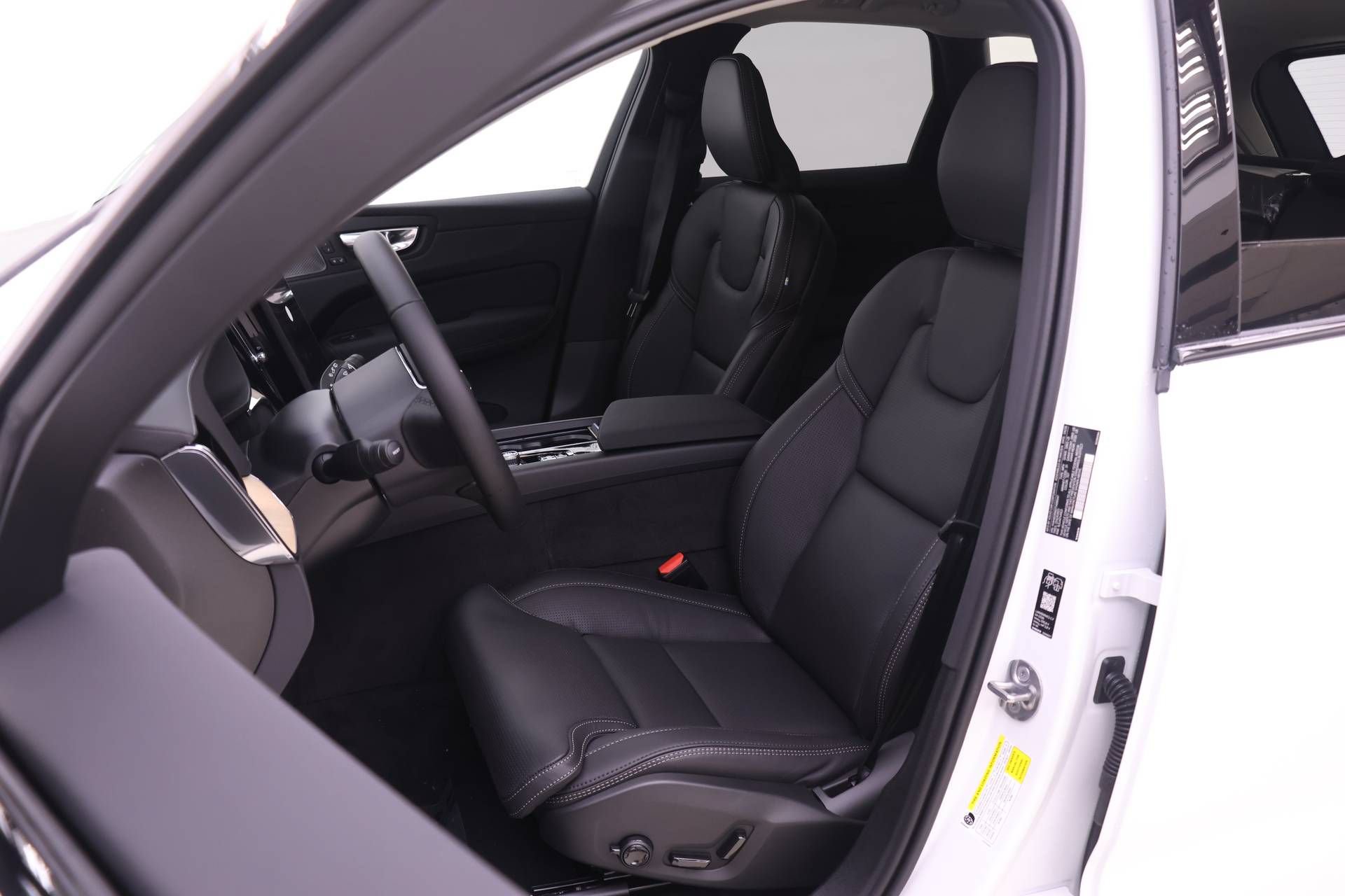 New 2026 Volvo XC60 T8 Ultra w/ Protection Package Premier AWD/4WD image 7