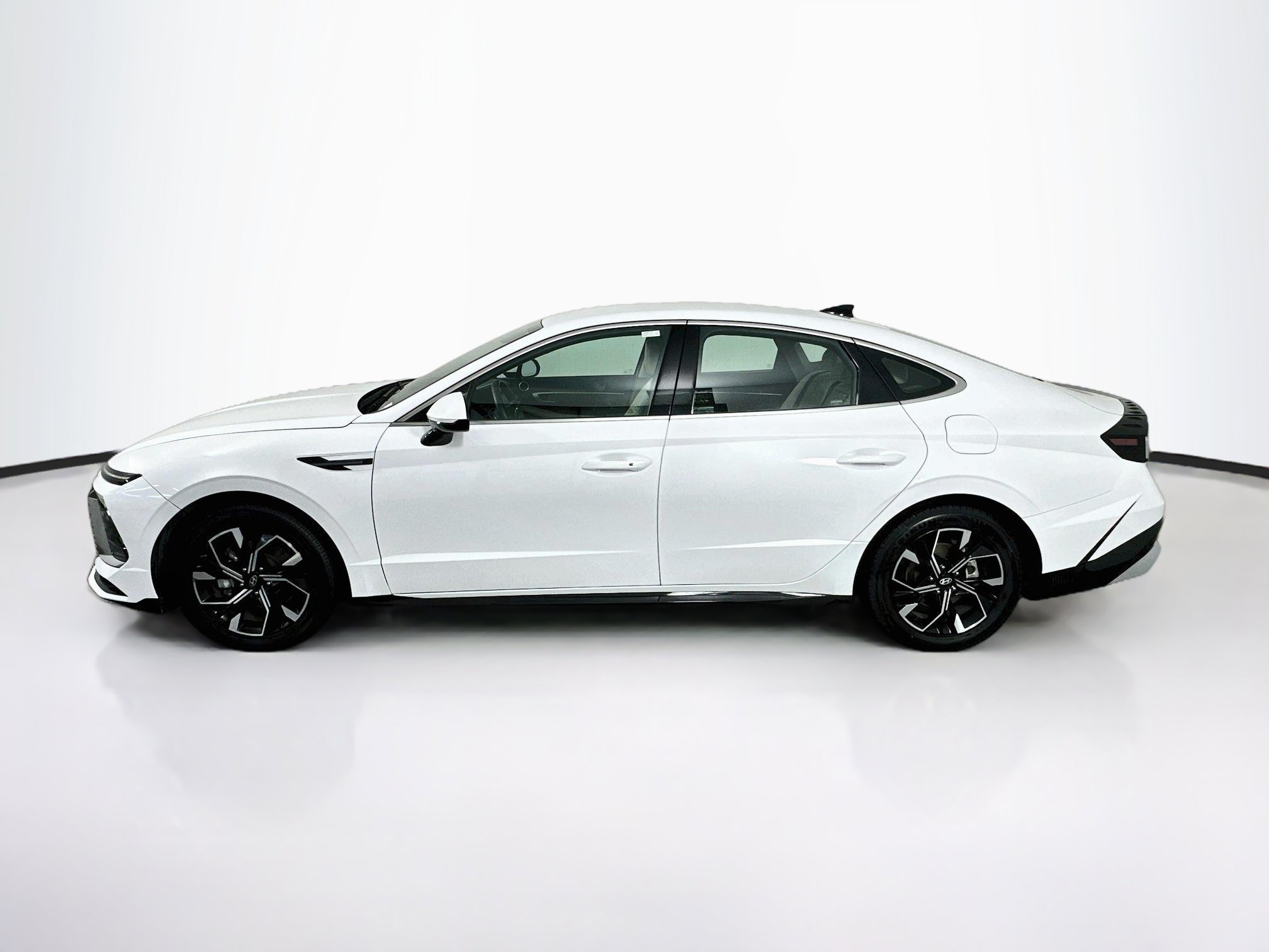 Used 2025 Hyundai Sonata SEL FWD image 4