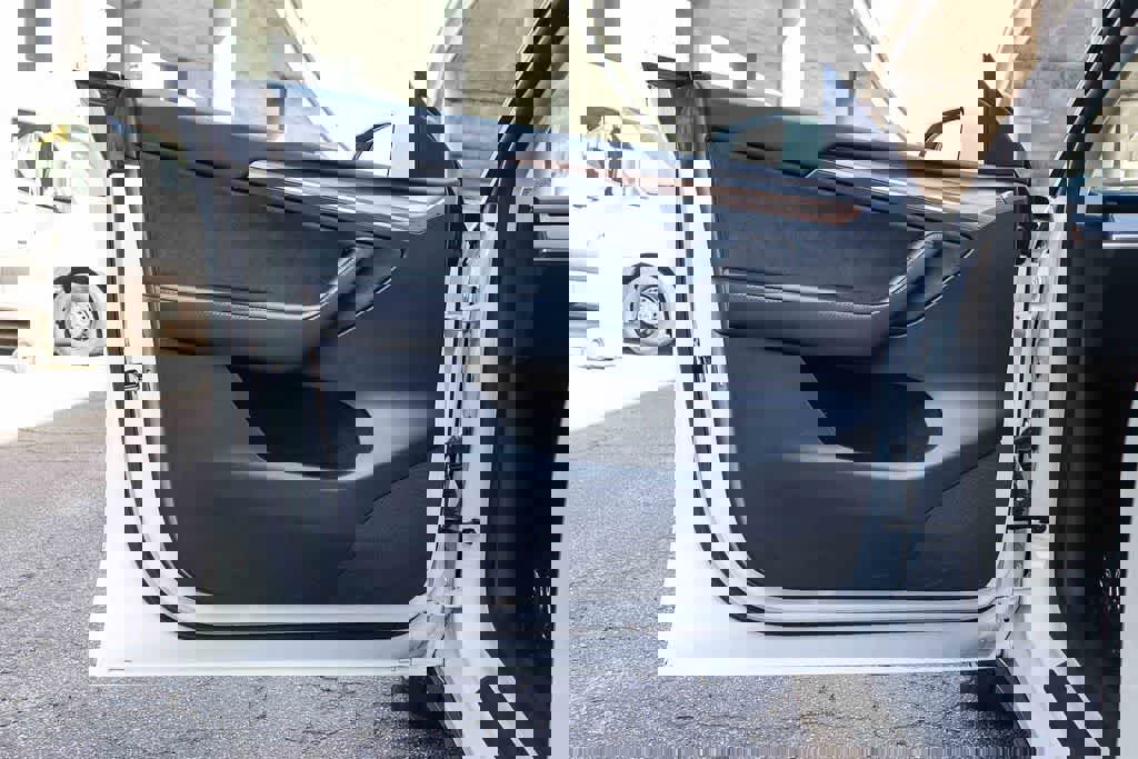 Used 2024 Tesla Model Y 2WD image 21