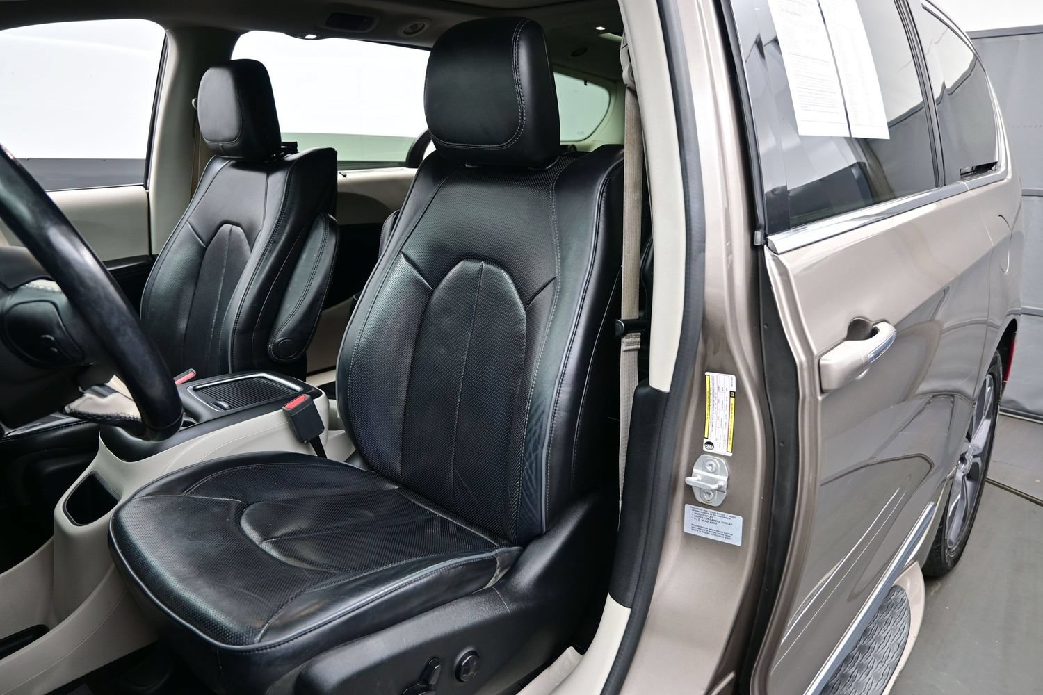 Used 2017 Chrysler Pacifica Limited FWD image 12