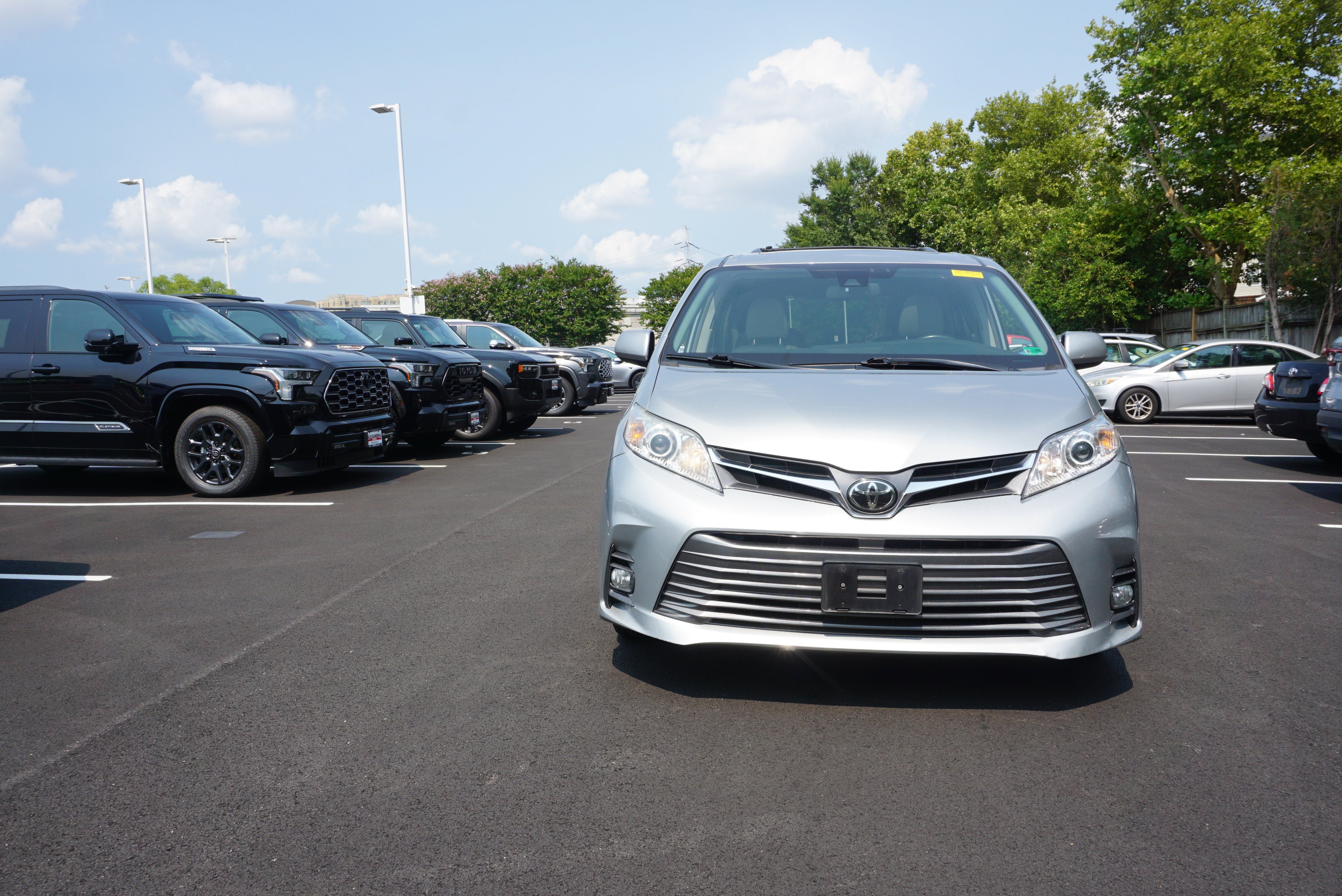 Used 2019 Toyota Sienna XLE w/ XLE Navigation Package AWD/4WD image 2