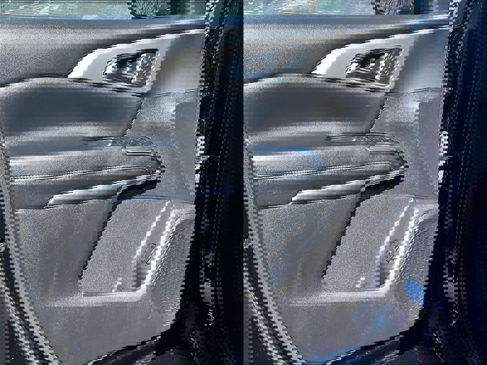 Used 2025 Chevrolet Traverse LT image 9