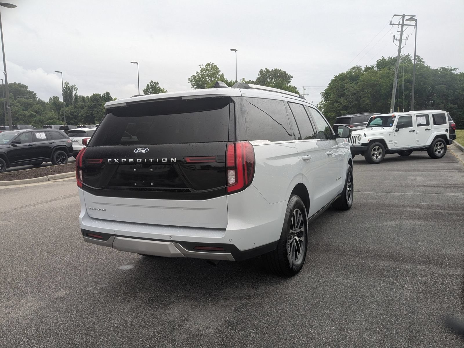 Used 2025 Ford Expedition Platinum AWD/4WD image 3