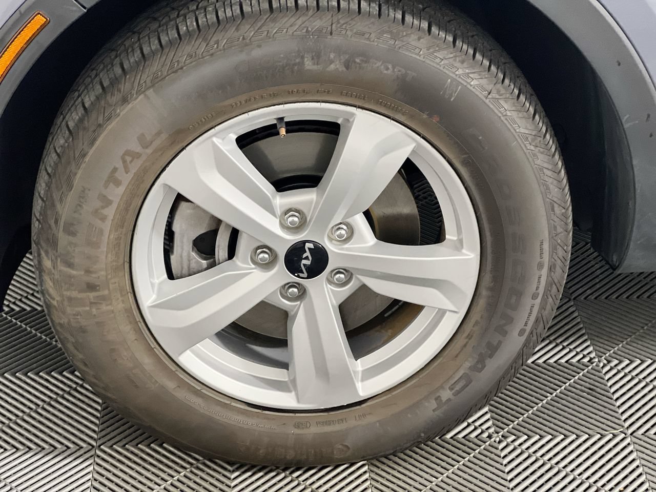 Certified 2023 Kia Sorento LX AWD/4WD image 7