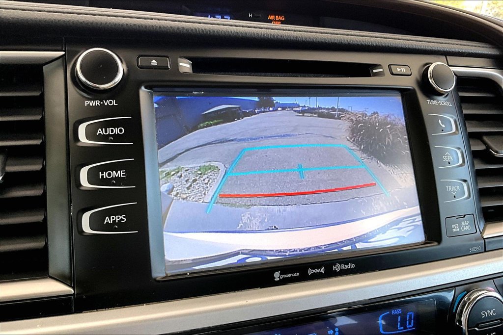 Used 2019 Toyota Highlander XLE AWD/4WD image 14