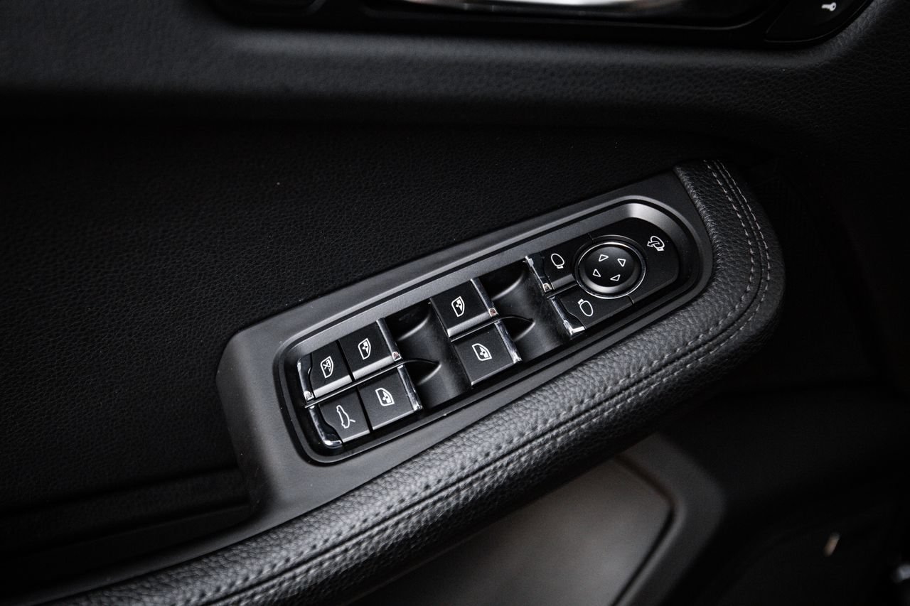 Certified 2024 Porsche Macan AWD/4WD image 22