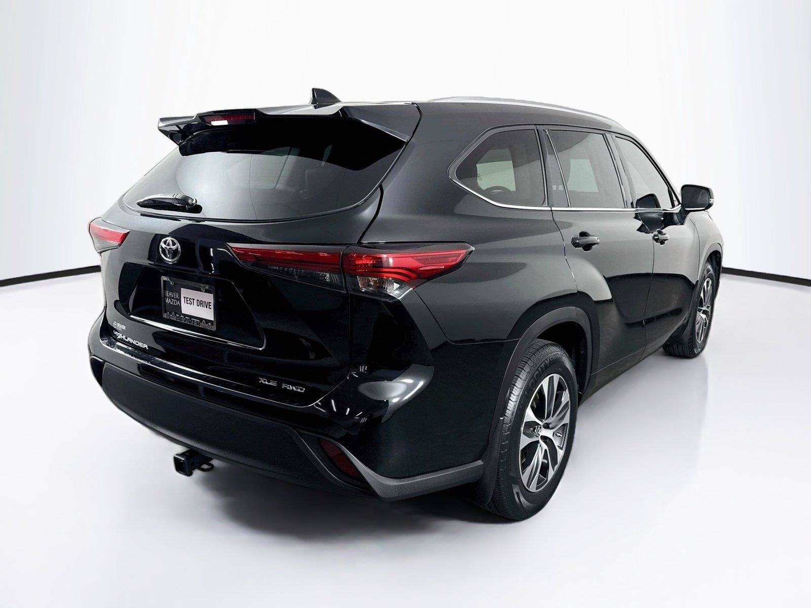 Used 2021 Toyota Highlander XLE AWD/4WD image 2