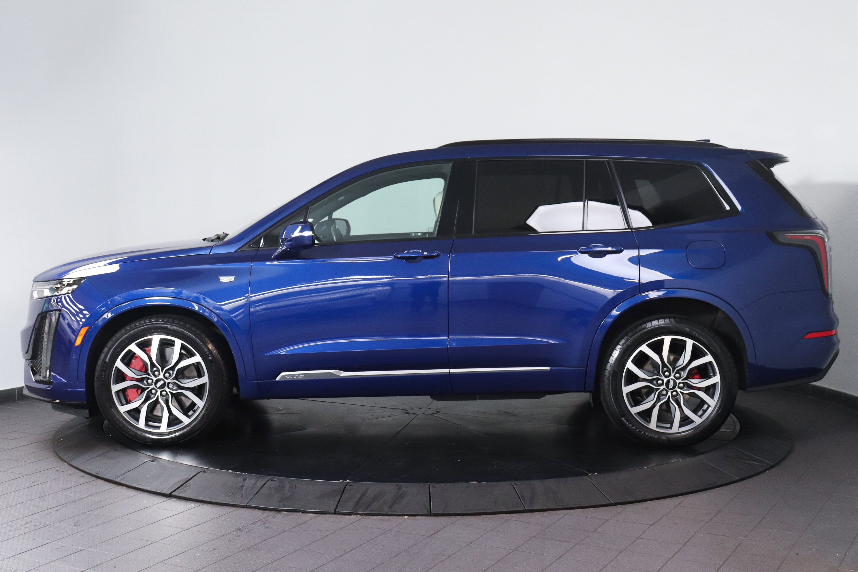 Used 2023 Cadillac XT6 Sport w/ Technology Package image 2