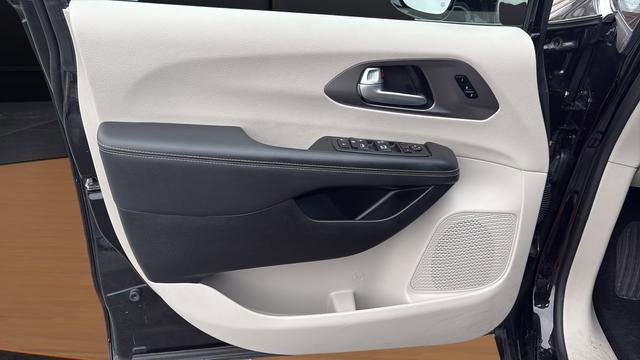 Used 2024 Chrysler Pacifica Touring-L image 27