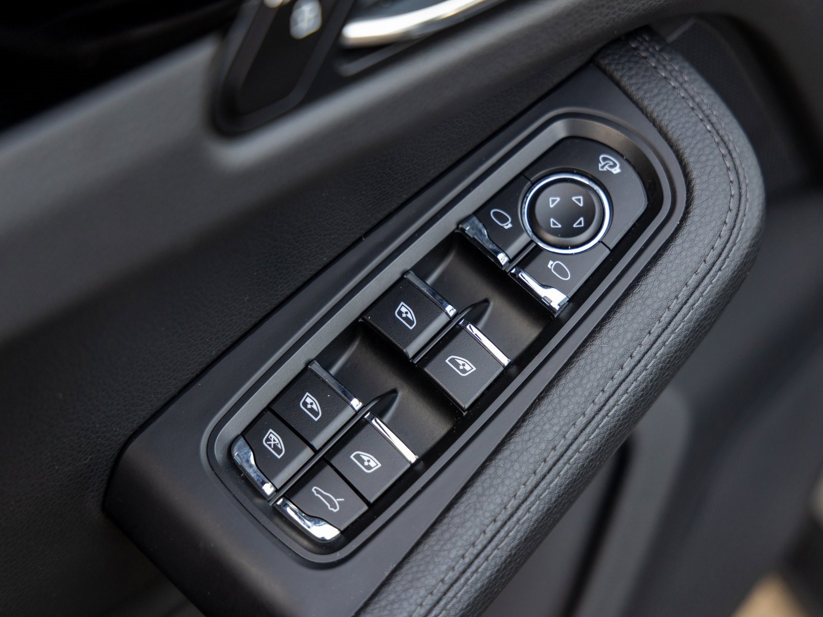 Certified 2025 Porsche Macan image 23