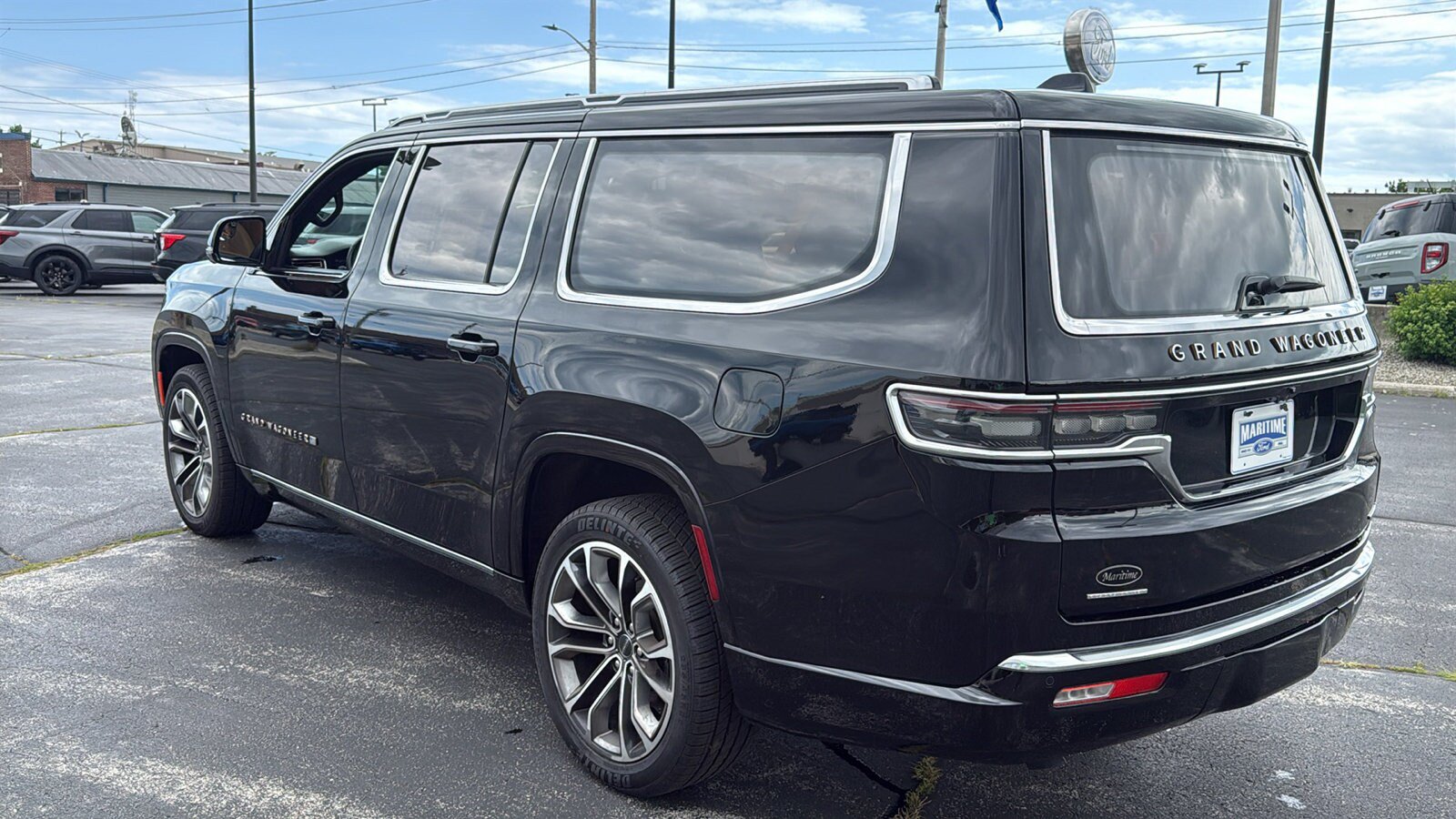 Used 2023 Jeep Grand Wagoneer L Series III w/ Rear Seat Video Group 1 AWD/4WD image 7