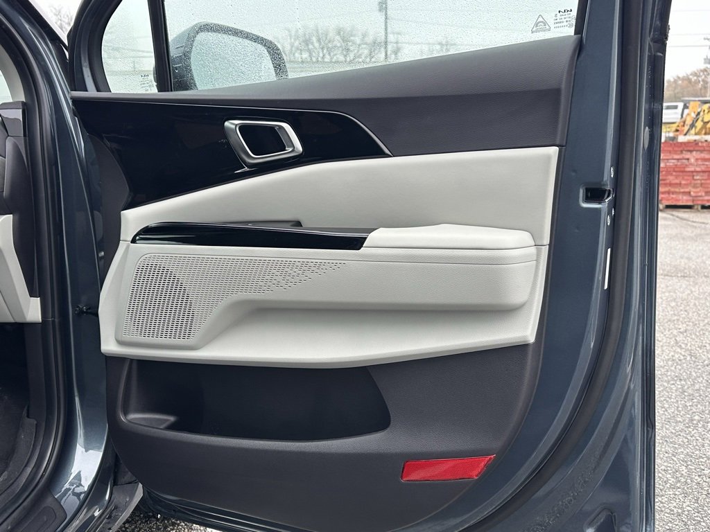 Used 2024 Kia Carnival EX image 20
