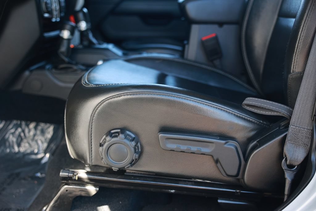 Used 2022 Jeep Wrangler Unlimited Sahara AWD/4WD image 22
