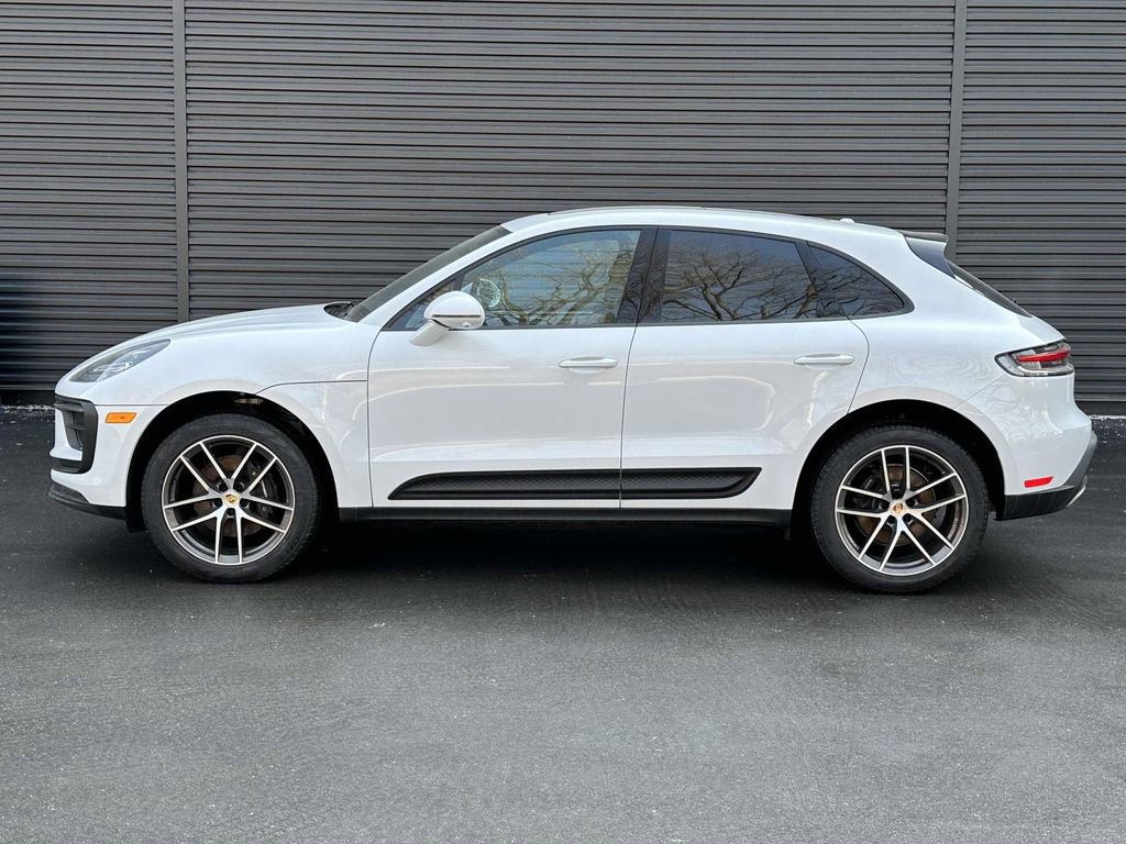 Certified 2025 Porsche Macan image 2