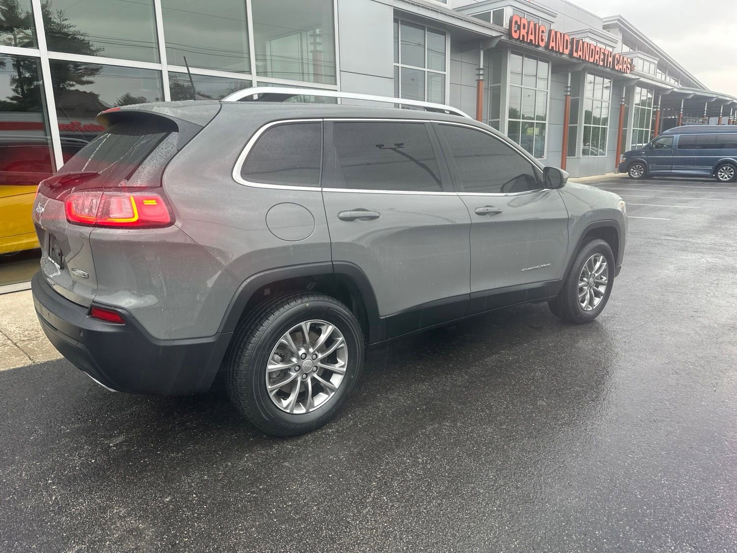 Used 2020 Jeep Cherokee Latitude Plus w/ Cold Weather Group AWD/4WD image 3