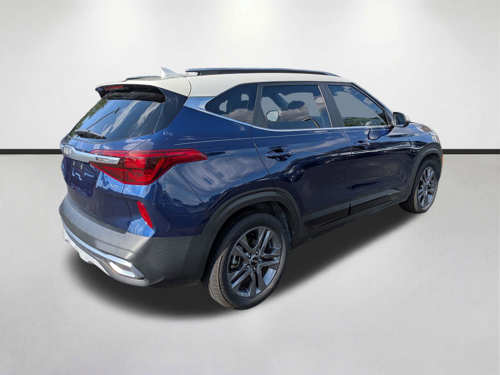 Used 2023 Kia Seltos S w/ Navigation Package image 4