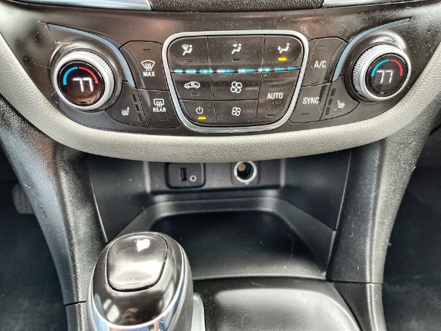 Used 2018 Chevrolet Equinox LT FWD image 25