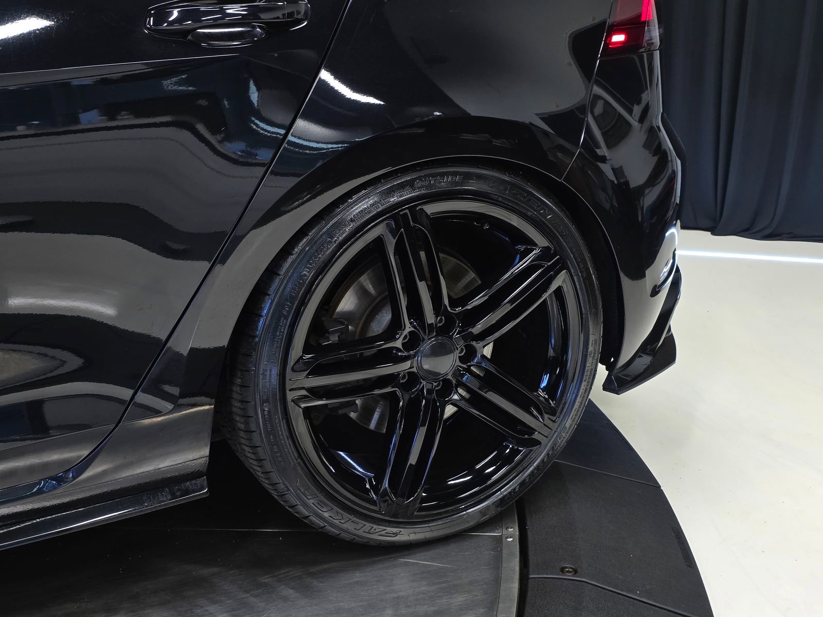 Used 2018 Volkswagen Golf R 4-Door AWD/4WD image 40