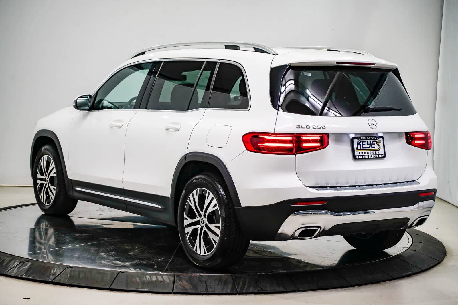 Used 2026 Mercedes-Benz GLB 250 image 2