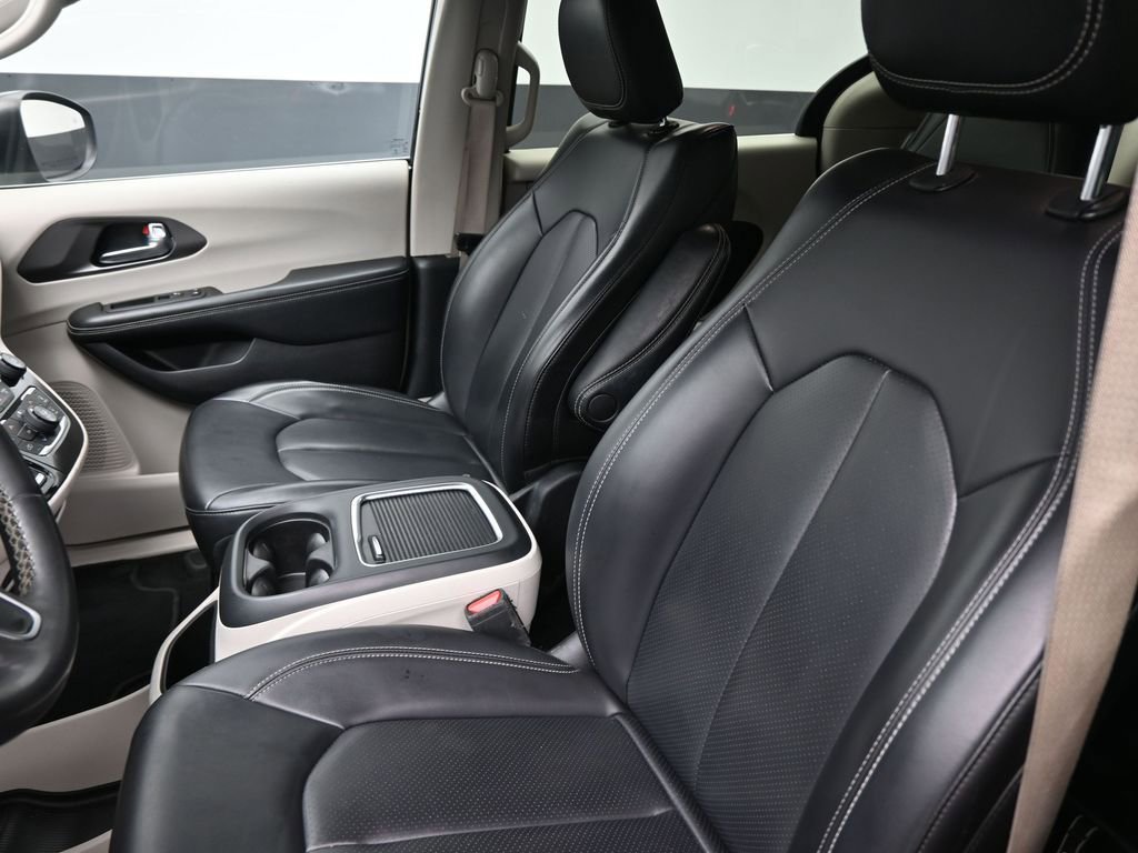 Used 2023 Chrysler Pacifica Touring-L FWD image 33