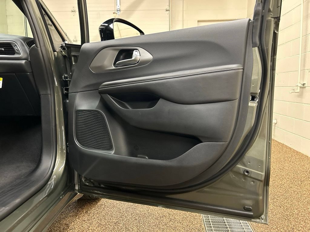 New 2027 Chrysler Pacifica Limited FWD image 14