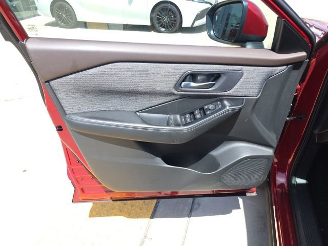 Used 2023 Nissan Rogue SV image 11