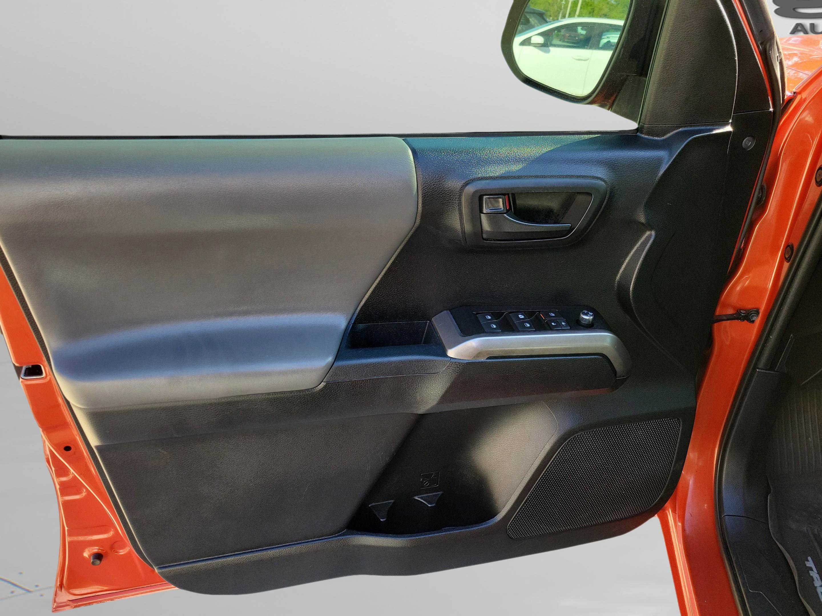 Used 2017 Toyota Tacoma SR5 w/ Tow Package RWD image 9