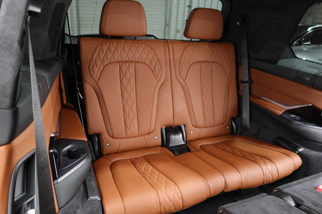Used 2025 BMW X7 M60i AWD/4WD image 16
