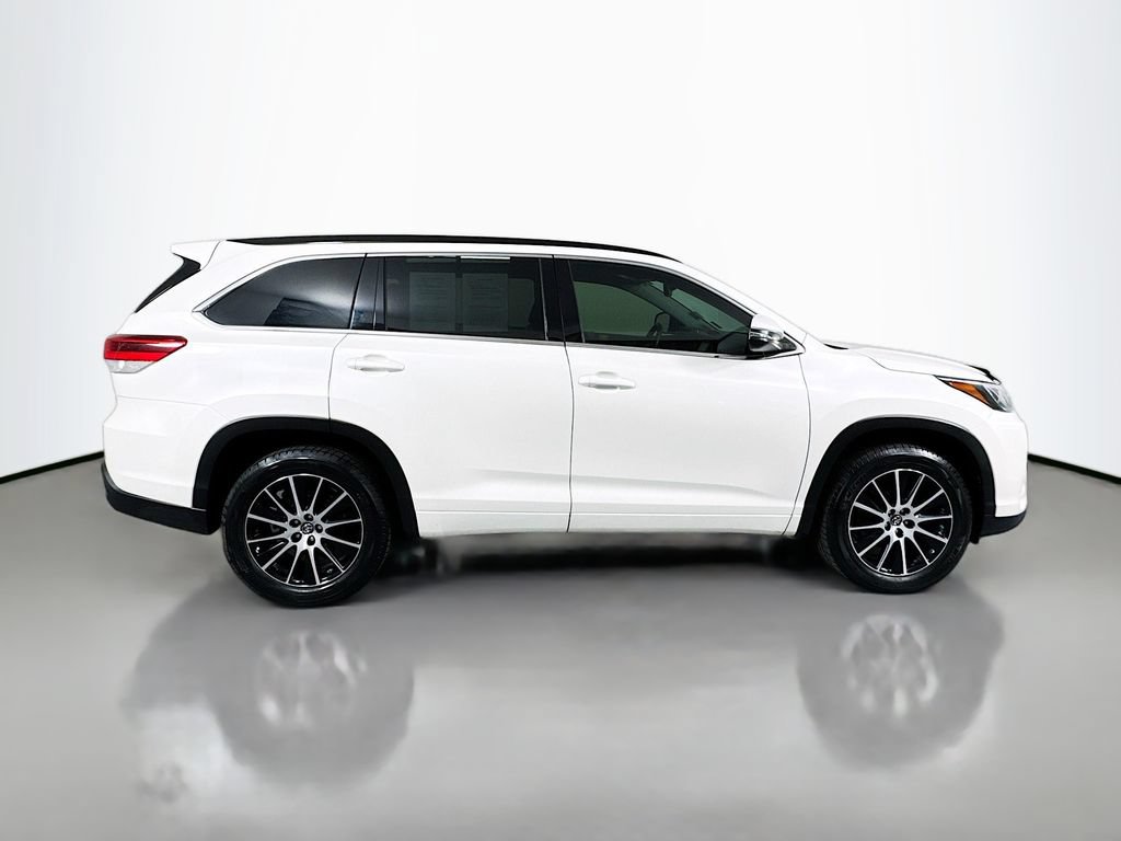 Used 2017 Toyota Highlander SE FWD image 7