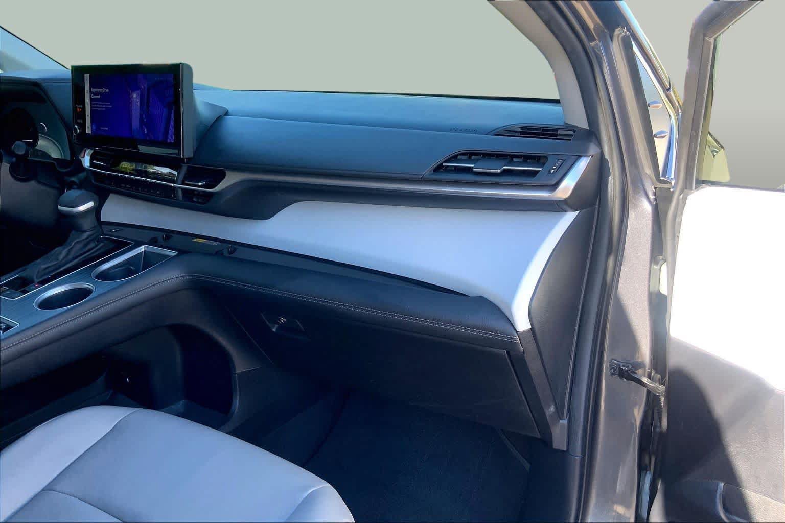 Used 2025 Toyota Sienna XLE FWD image 18