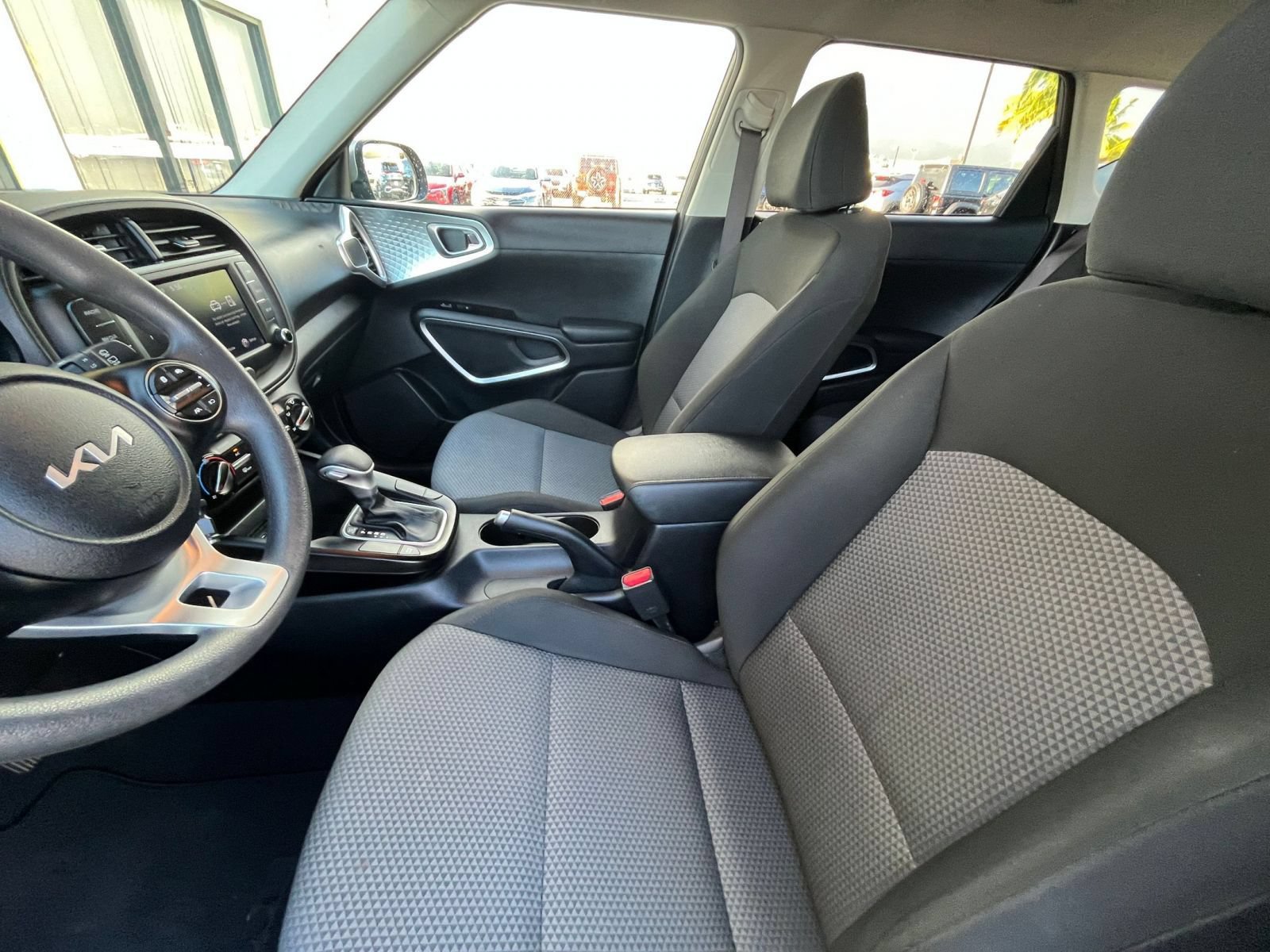 Used 2025 Kia Soul LX w/ LX Technology Package FWD image 24