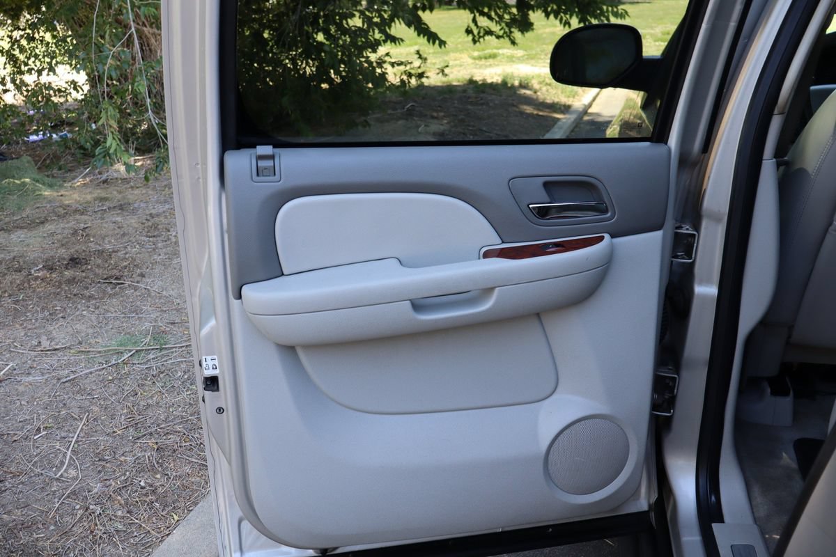 Used 2008 Chevrolet Suburban LT w/ LT Preferred Equipment Group AWD/4WD image 26