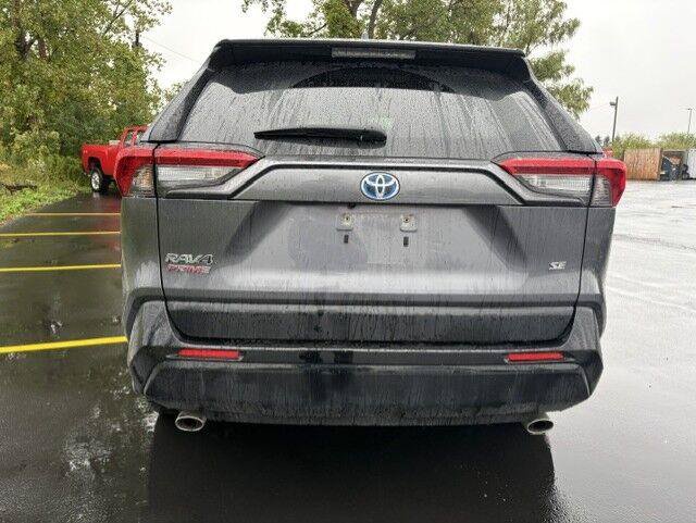 Used 2022 Toyota RAV4 SE w/ Weather & Moonroof Package AWD/4WD image 12