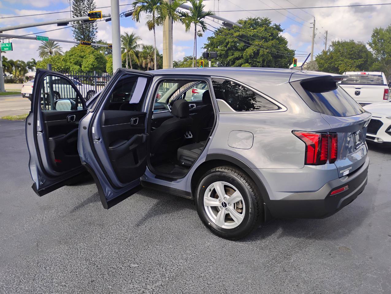 Used 2023 Kia Sorento LX FWD image 4