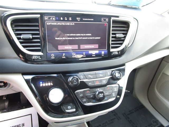 Used 2024 Chrysler Pacifica Touring-L image 13