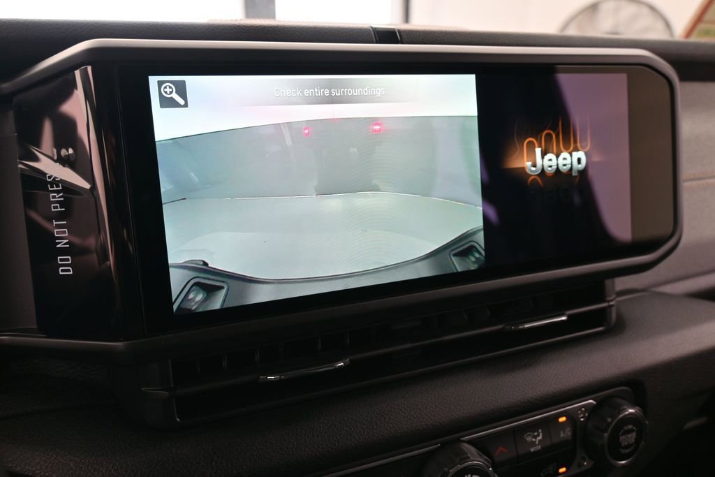 Used 2024 Jeep Gladiator Sport AWD/4WD image 17