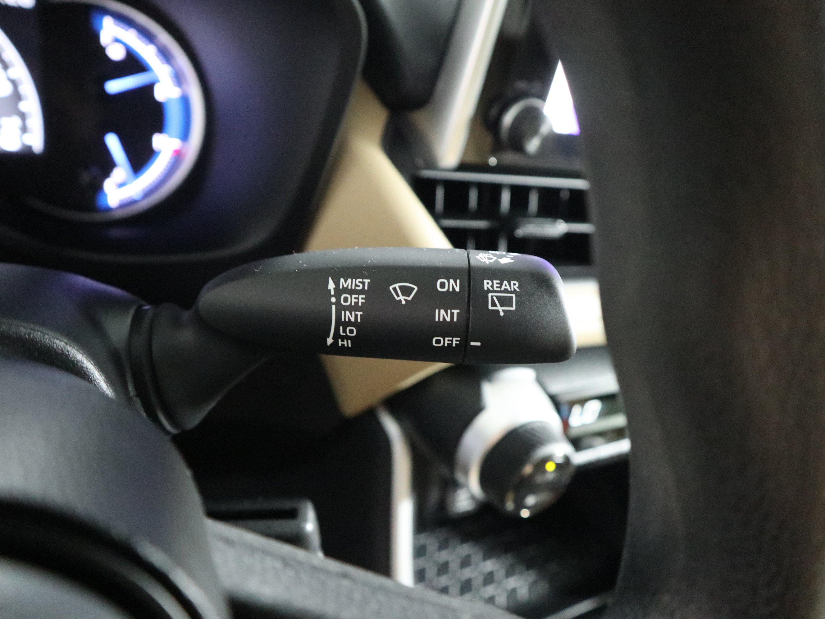 Used 2025 Toyota RAV4 LE AWD/4WD image 25
